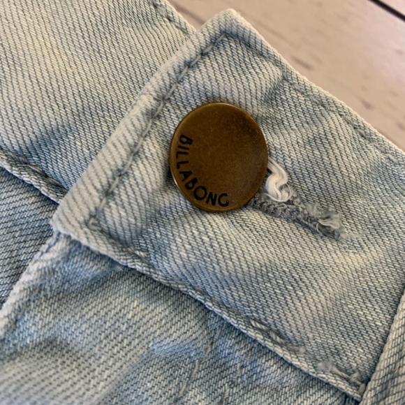 Size 26, Billabong high waisted indigo jean shorts - Picture 9 of 12